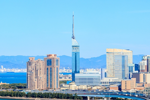 「見られている」福岡で、誰にも知られずに息をする――完全匿名の聖域が、自立した女性の孤独をそっと肯定する